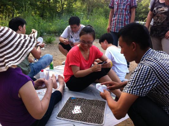 公司組織一年一度的野外燒烤活動(dòng)，并現(xiàn)場(chǎng)舉辦斗地主大賽